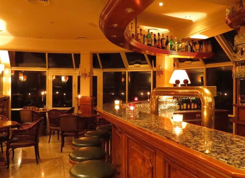 Park Hotel am Schloss in Rieden bar with stools, marble counter and lounge seating
