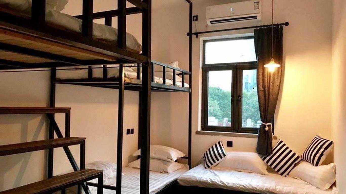 Zeako Youth Hostel