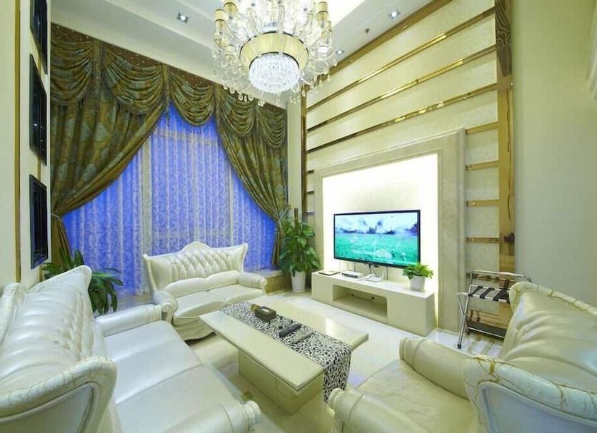 Louidon Mega Apartment Of Kam Rueng Plaza, Guangzhou: elegant suite with white sofas, chandelier and TV
