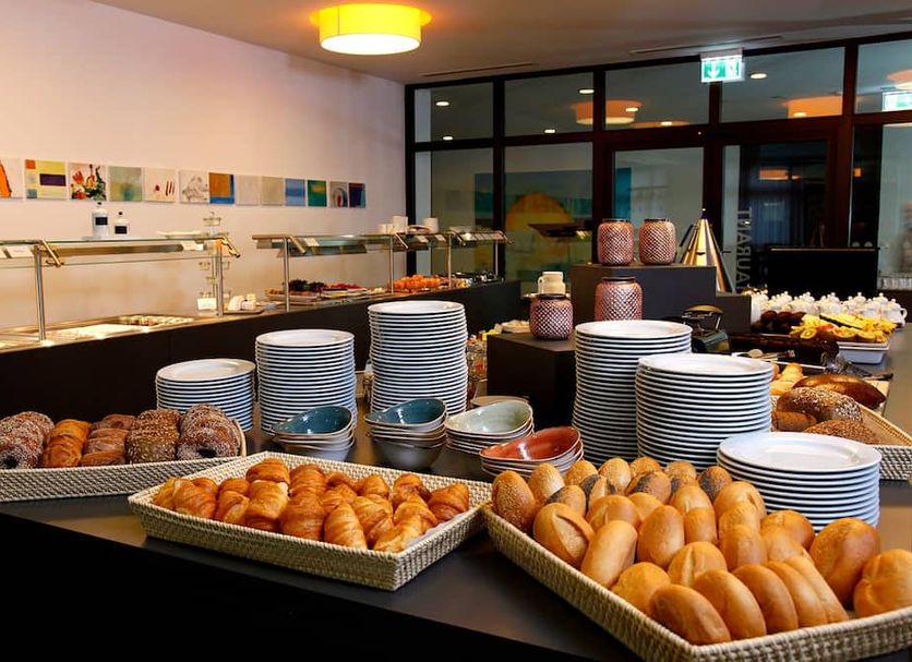 Hotel an der Therme Bad Orb breakfast buffet with pastries, bread rolls, cereals and tableware