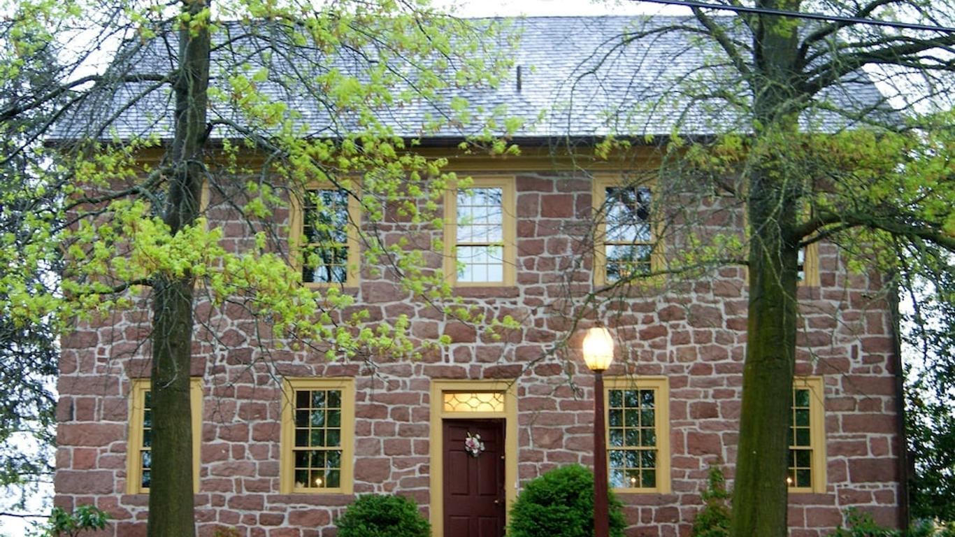 Brownstone Colonial Inn