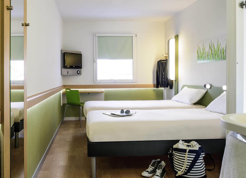 Ibis Budget Barcelona Sant Andreu de la Barca room with twin beds and a small desk