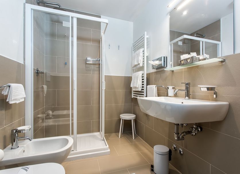 Hotel Ca' Nobile Corner bathroom in Venice with shower, bidet, sink and beige tile