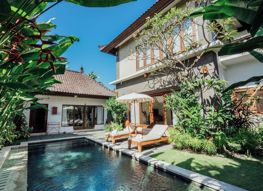 Desa Swan Villas & Spa, Keramas in Gianyar, villa courtyard with private pool and lounge chairs