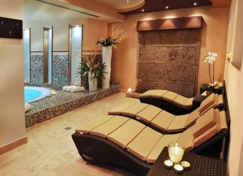 Hotel Leopardi, Verona: spa lounge with curved chaise loungers beside an indoor pool and mosaic wall