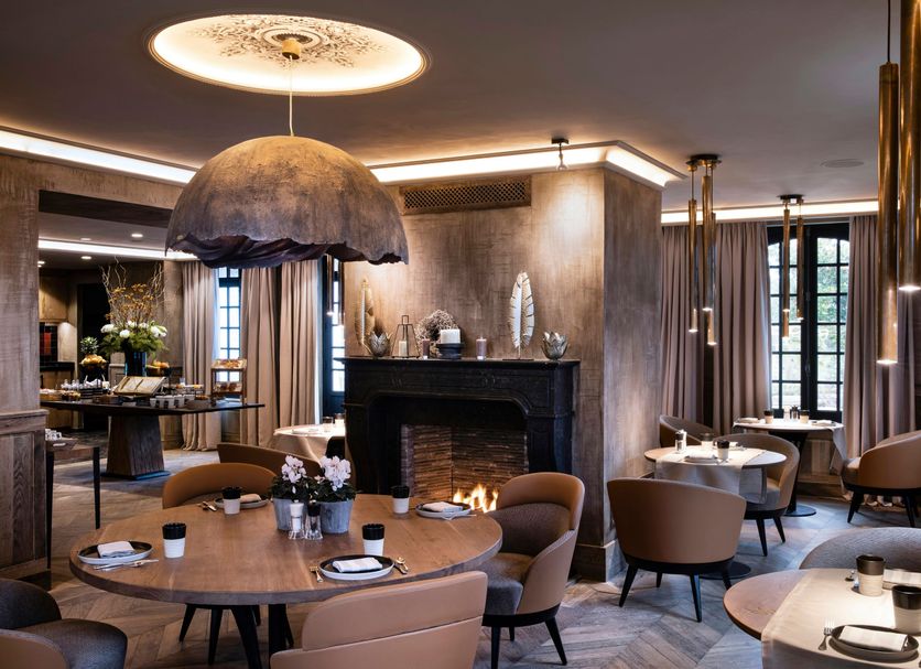 Hôtel Saint-Delis - La Maison du Peintre, Honfleur lounge with fireplace and round dining tables