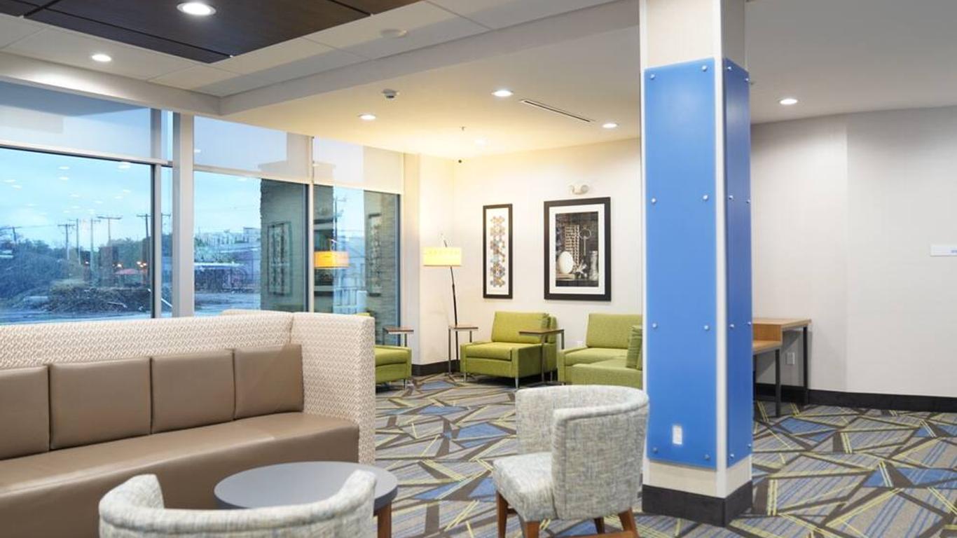 Holiday Inn Express & Suites Dallas Market Ctr - Love Field