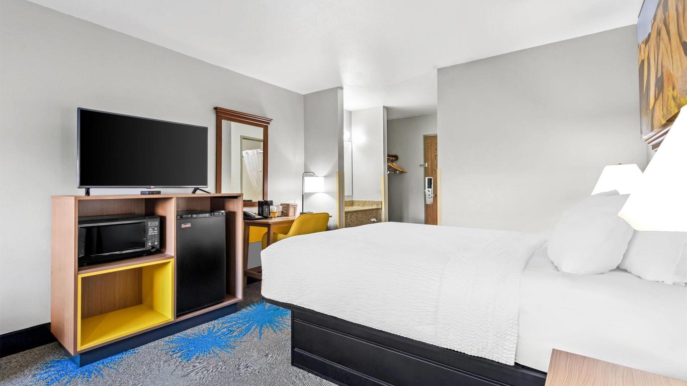 Days Inn by Wyndham Mitchell SD