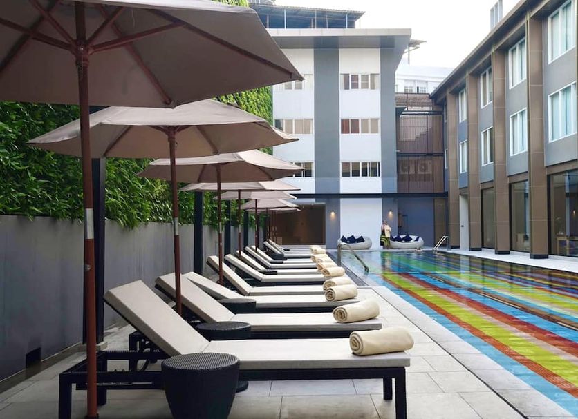 Tinidee Trendy Bangkok Khaosan in Bangkok features a rooftop pool with lounge chairs and umbrellas