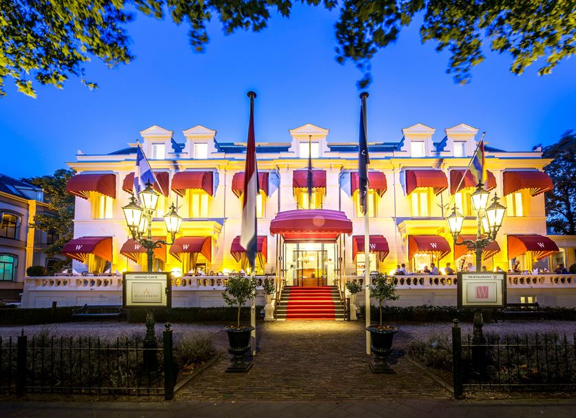 Bilderberg Grand Hotel Wientjes in Zwolle, illuminated grand hotel facade with red-carpet entrance
