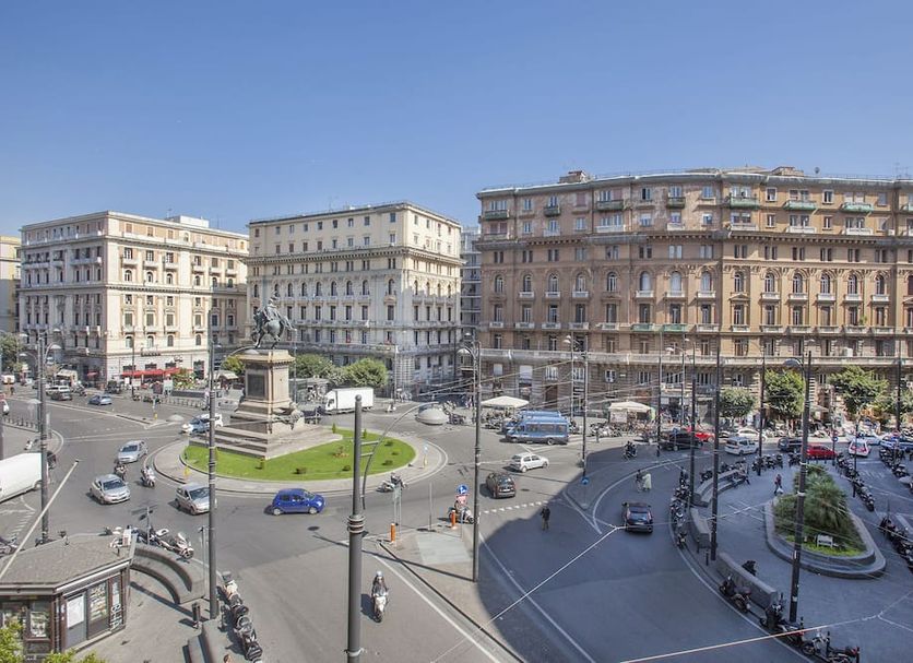 B&B Dimora San Felice in Naples with city square, traffic circle, and historic buildings