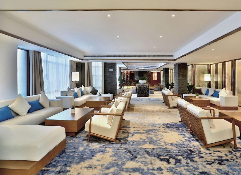 Wonderland Hotel Luxury, Hangzhou: spacious modern lobby lounge with sofas and patterned carpet
