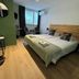 Hotel de Grote Zwaan in De Lutte guest room with twin bed, desk, window and green accent wall