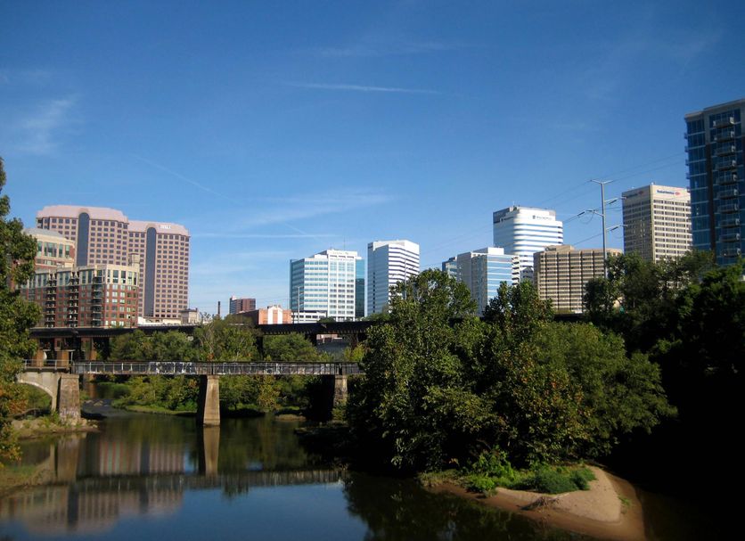 Holiday Inn Express & Suites Richmond North Ashland By IHG in Ashland with city skyline and river bridge