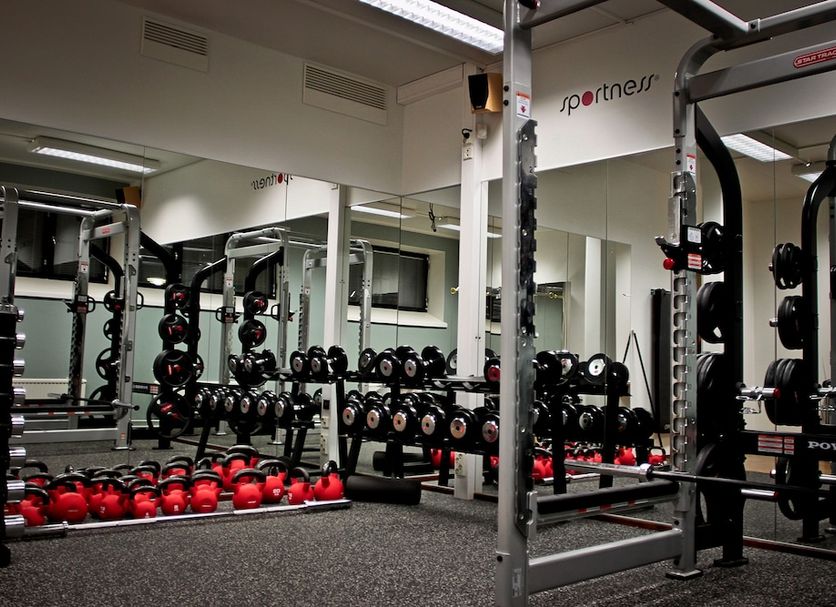 Hotel Vanajanlinna gym with weight machines, dumbbells and red kettlebells in Harviala