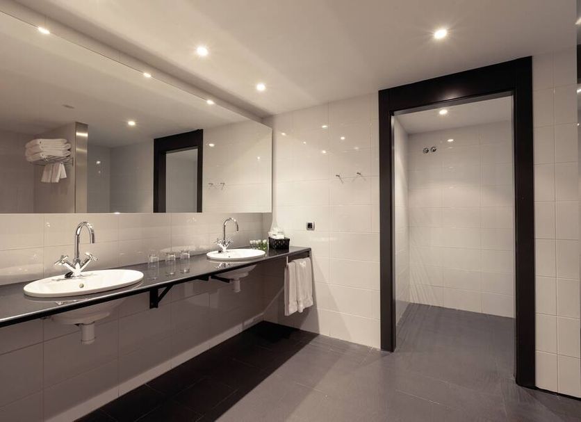Wuau! Hotel Galanthus & Spa in Soldeu bathroom with double sinks, mirror wall and walk-in shower