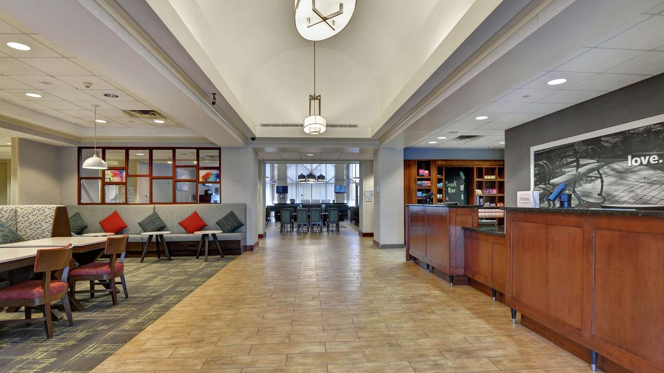 Hampton Inn & Suites Newark-Harrison-Riverwalk