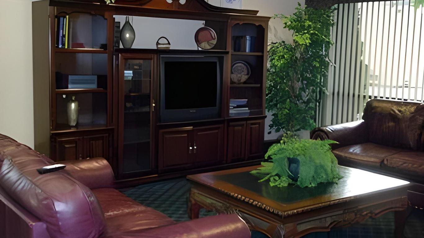 Econo Lodge Inn & Suites