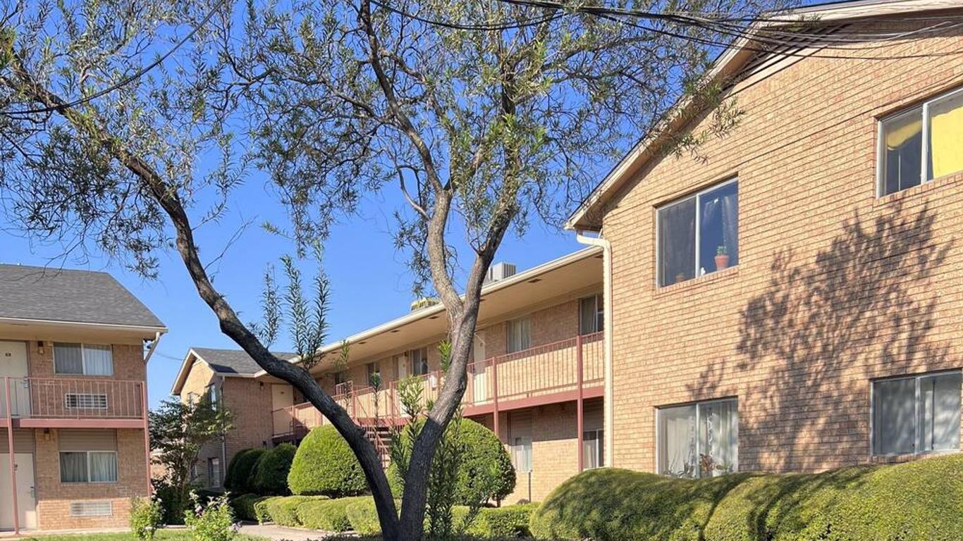 Hallmark Inn & Suites