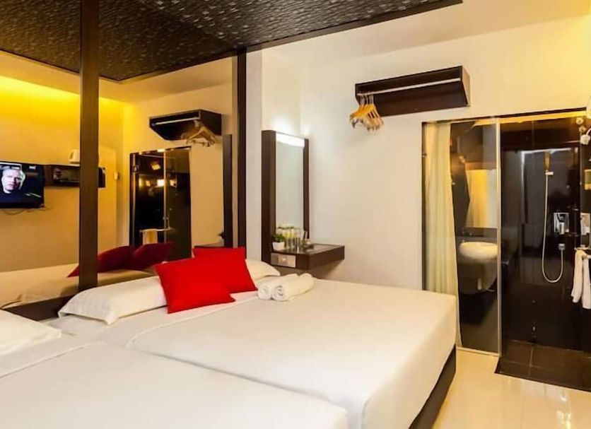 Time Hotel Sunway, Petaling Jaya: twin beds with red pillows and an open bathroom with shower
