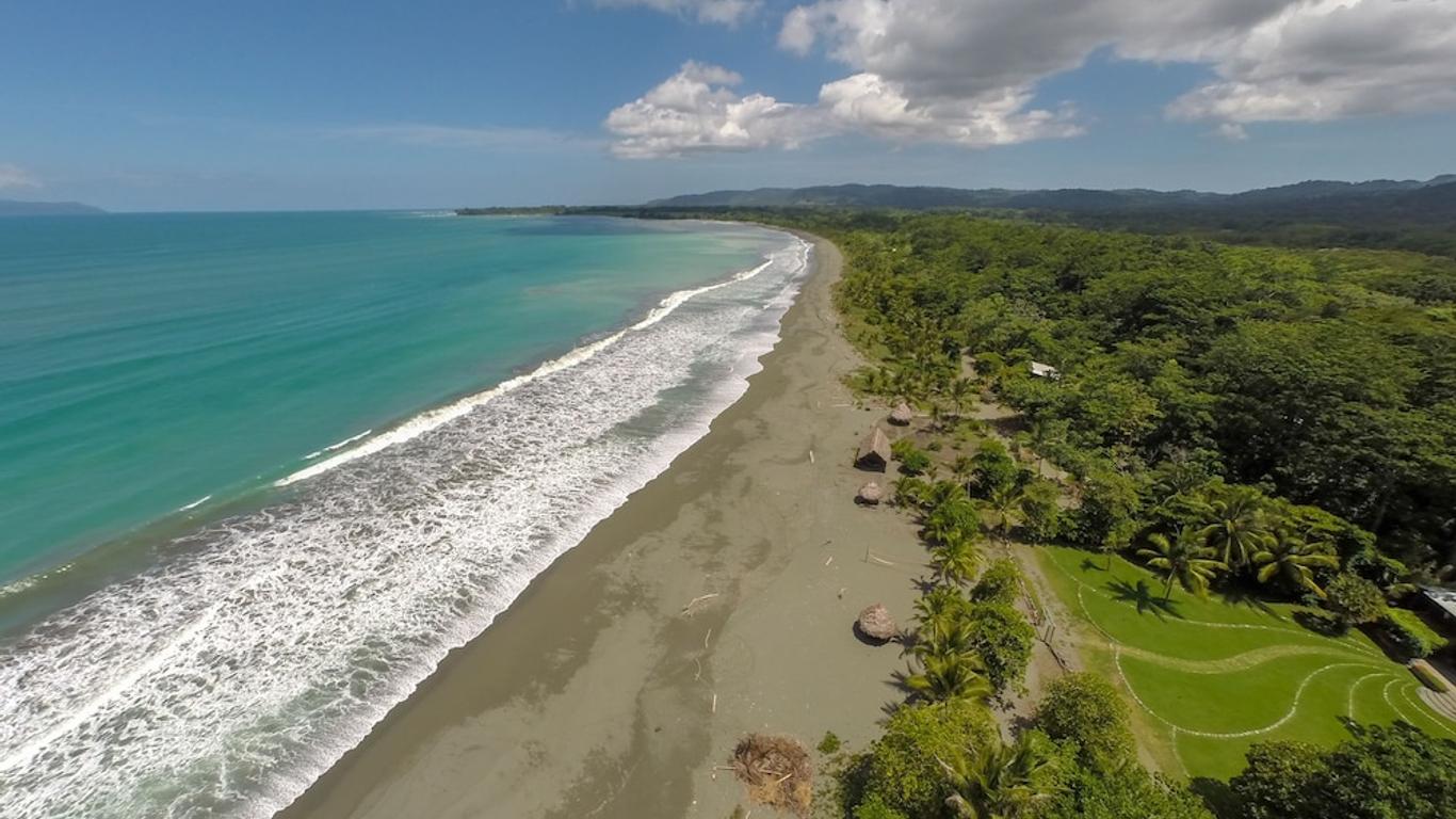 Iguana Lodge & Spa Beach Resort