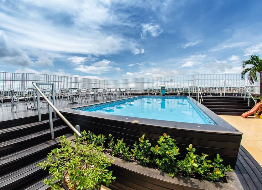 Hotel Eldorado in Paracatu rooftop pool with lounge chairs and sky views