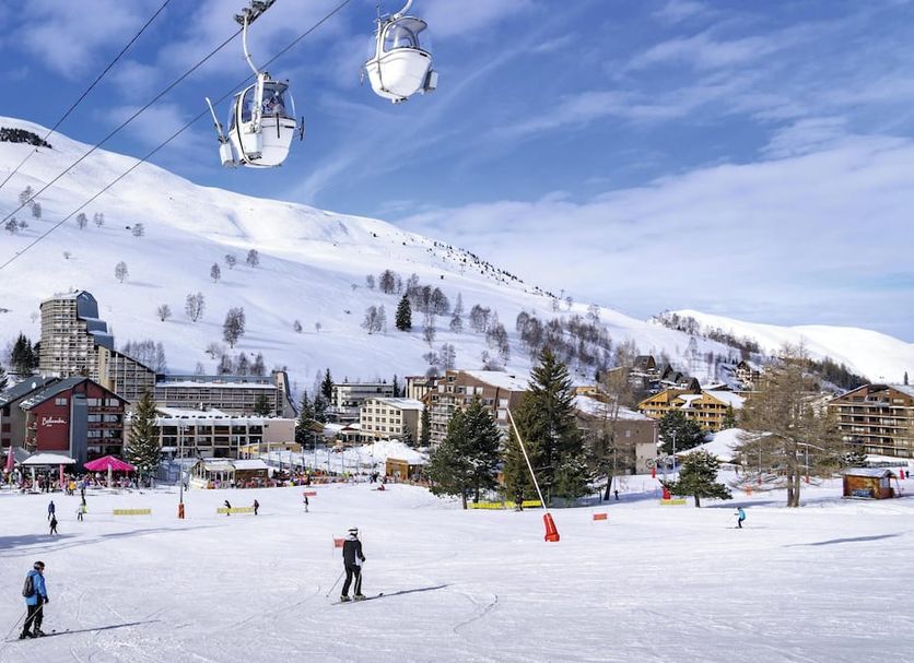 Hôtel Les 2 Alpes L'Orée Des Pistes in Les Deux-Alpes with ski slope, gondolas and snowy mountain views