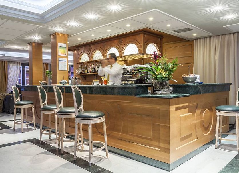 Grand Hotel Bonanno, Pisa bar with stools, wooden counter and mirrored back bar