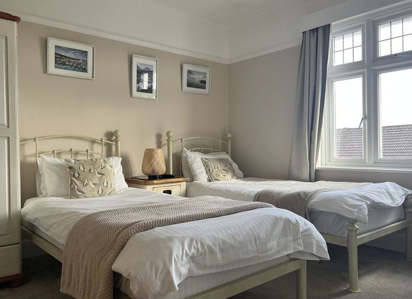 Gwyndra House B&B in St. Austell: twin room with two single beds and window light