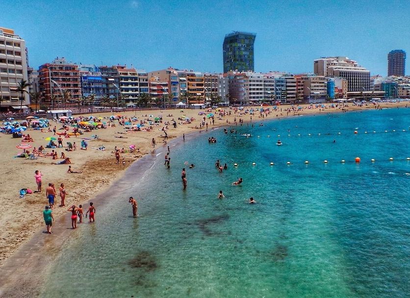 Hostal Kasa in Las Palmas de Gran Canaria with beach and clear turquoise sea
