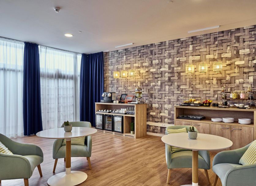 Aluasoul Orotava Valley lounge in Puerto de la Cruz with tables, chairs and buffet shelves