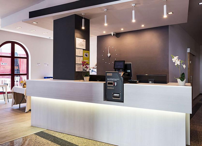 Front desk Photo