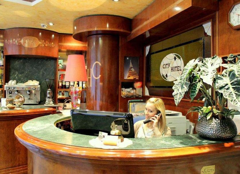 Front desk Photo