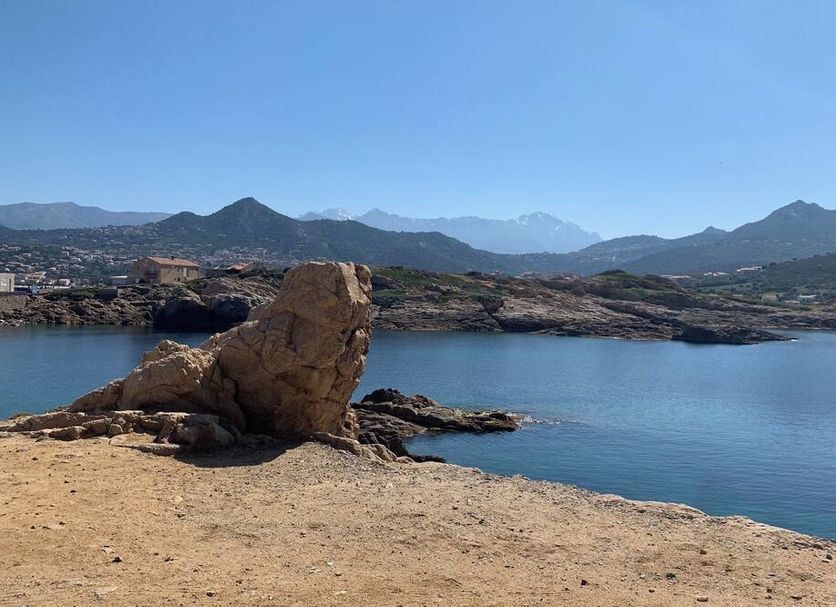 Hôtel & Restaurant Les Mouettes in Belgodère with sea view and rocky shoreline