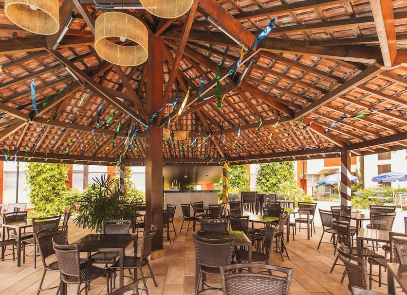 Hotel Vilage Inn Ribeirão Preto & Convenções by Nacional Inn open-air restaurant with wood-beamed thatched roof
