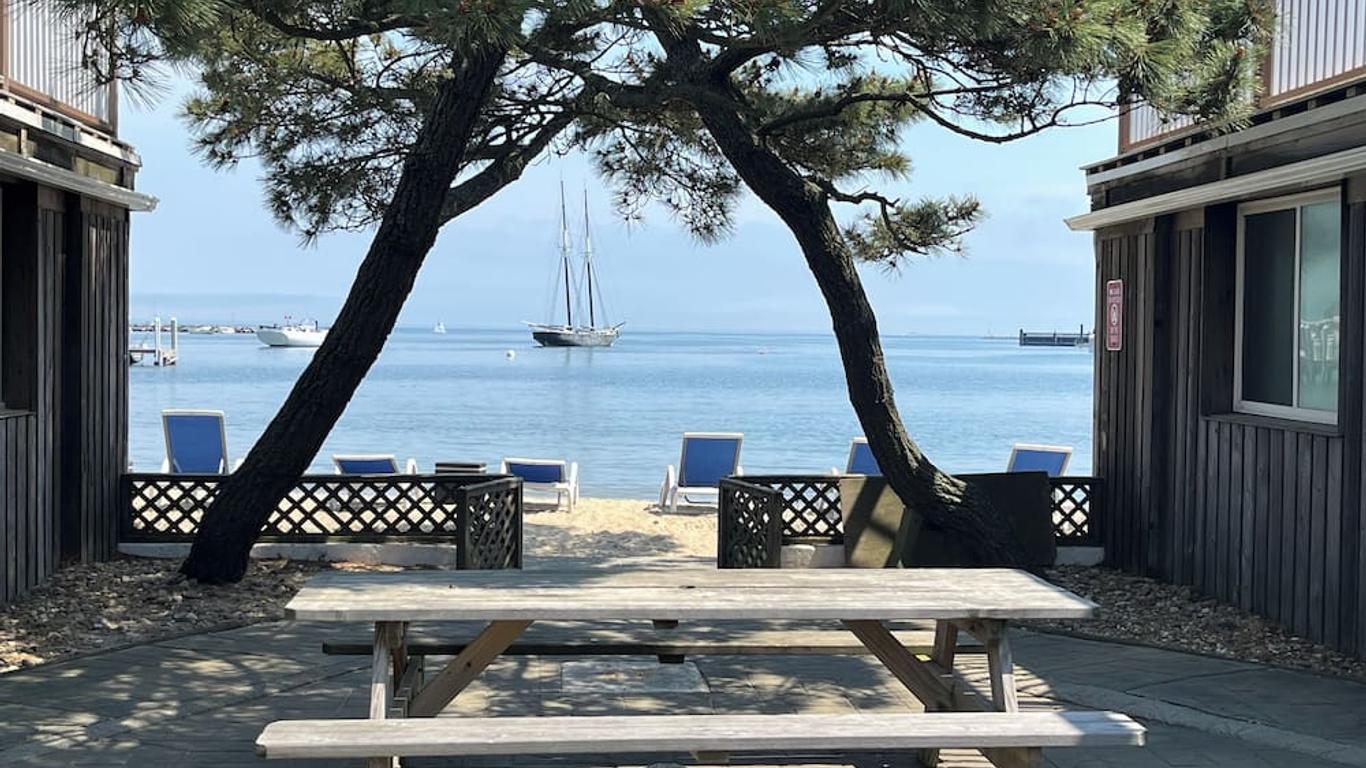 Vineyard Harbor Motel