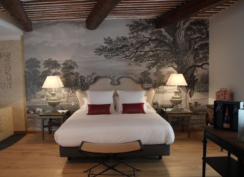 Maison d'Hôtes Les Variétés in Saint-Rémy-de-Provence, bedroom with twin lamps and mural headboard wall
