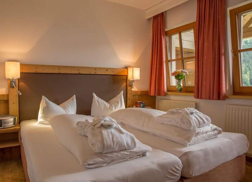 Vital Sporthotel Kristall in Finkenberg guest room with twin beds, bedside lamps and window