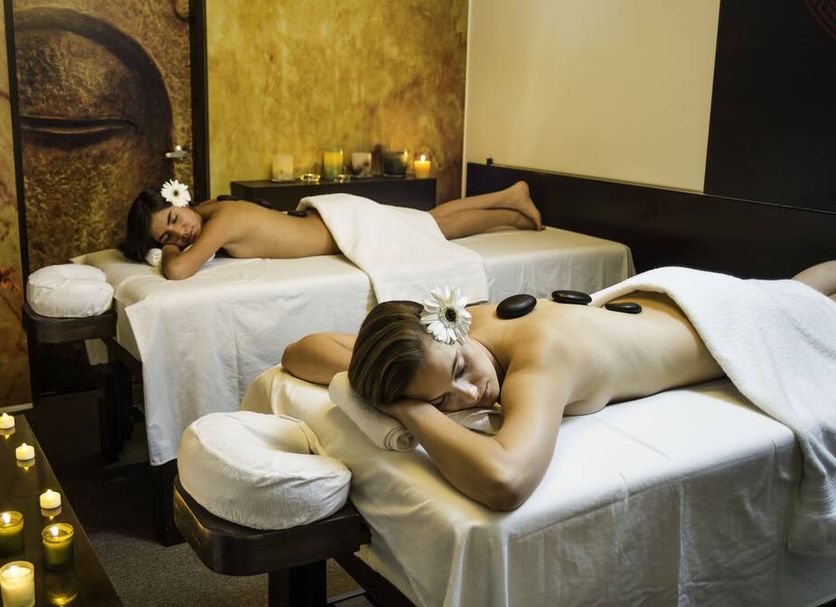 Dreams Hotel Boutique Arequipa spa room with two guests receiving massages