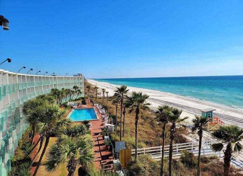 Casa Loma, Panama City Beach: beachfront pool with ocean view and palm trees