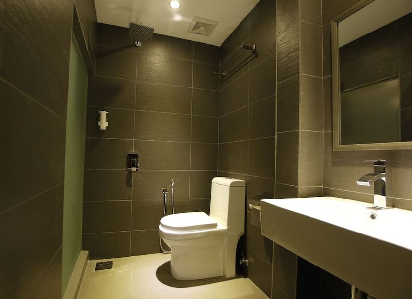 Hotel 99 Ss2 Petaling Jaya bathroom with toilet, walk-in shower and wall-mounted sink in Kuala Lumpur
