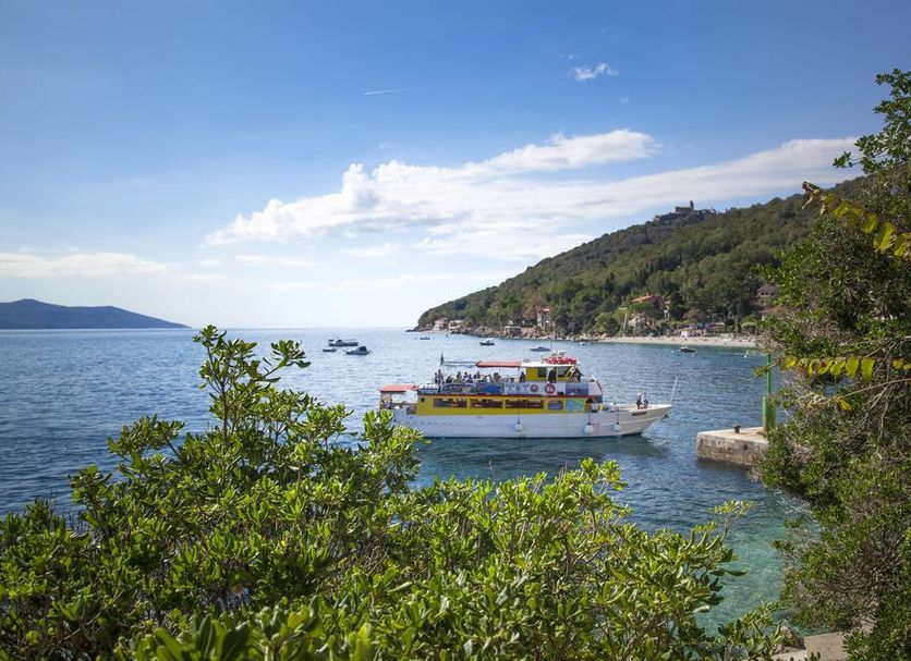 Hotel Mediteran - Liburnia in Mošćenička Draga overlooking a calm bay with boats and green hillside
