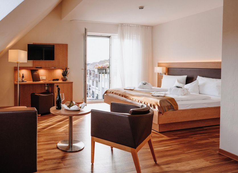 Hotel & Restaurant Goldener Pflug, Ludwigsburg room with bed, seating area and balcony view