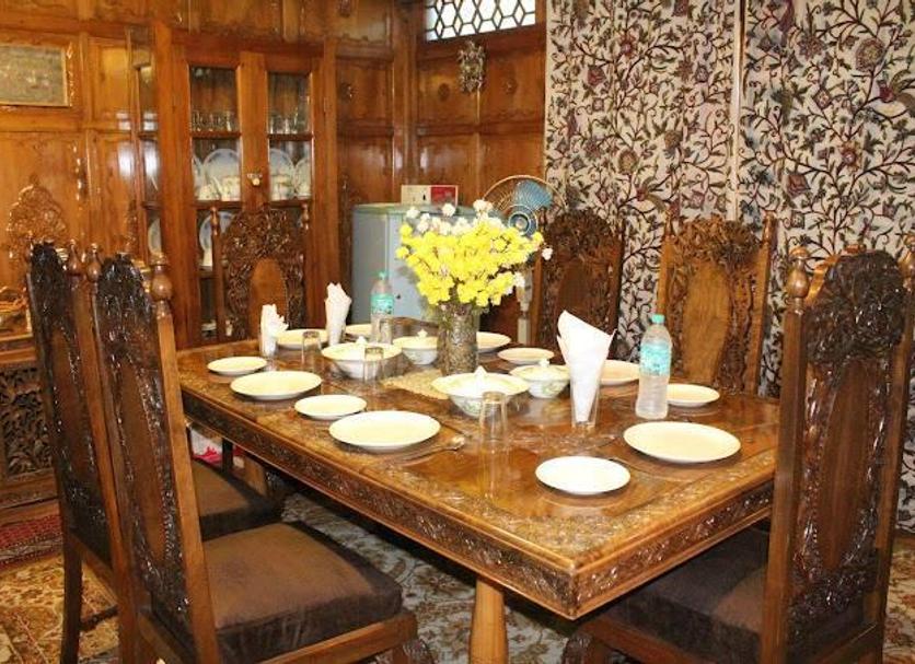 Dining room Photo