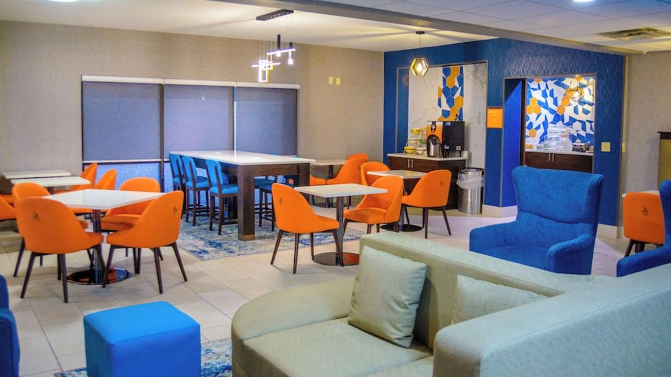 La Quinta Inn & Suites by Wyndham Fayetteville I-95