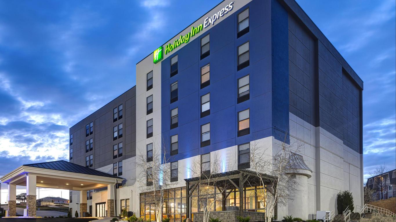 Holiday Inn Express & Suites Central Omaha