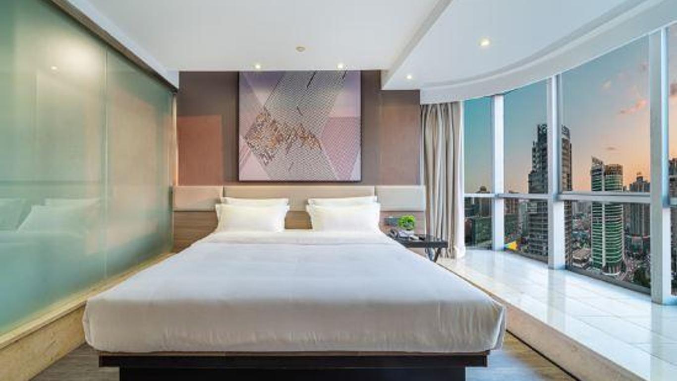 iu hotel (Chongqing Guanyin Bridge Pedestrian Street Metro Station)