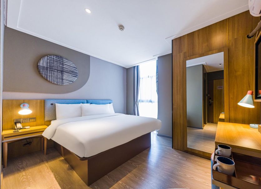 Home Inn Neo Changzhou Wanda Plaza Tongjiang Avenue guest room with king bed, desk and large mirror in Changzhou