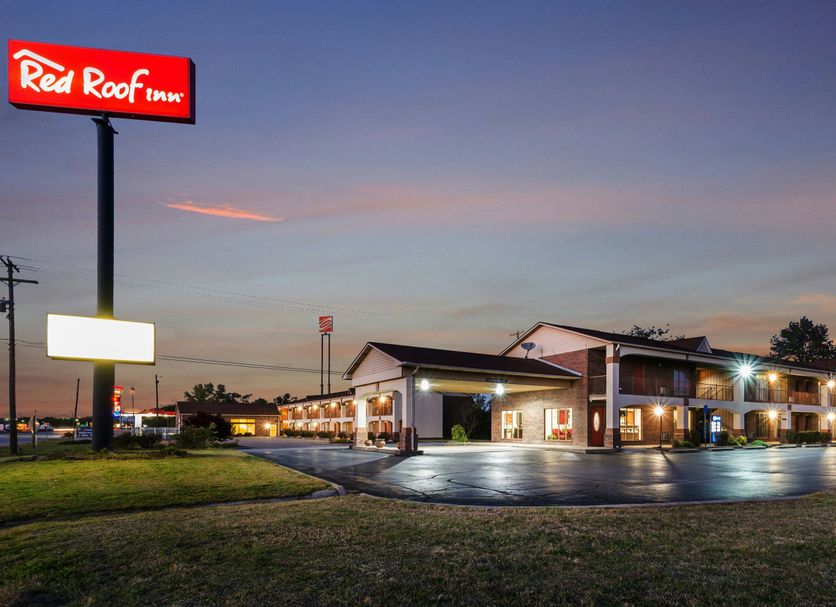 Red Roof Inn Vincennes exterior at dusk in Vincennes with lit sign and parking lot