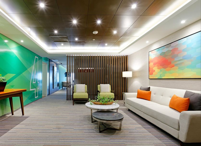 Holiday Inn Express Villahermosa Tabasco 2000 By IHG lobby with seating, artwork and hallway